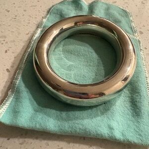 Tiffany & Co. Elsa Peretti Sterling Silver Sculptural Bangle – Large